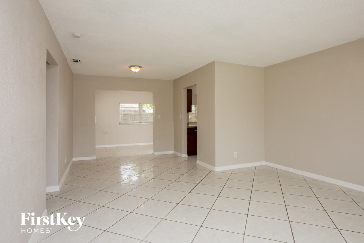 3430 Nw 34th St - Photo 4 of 15