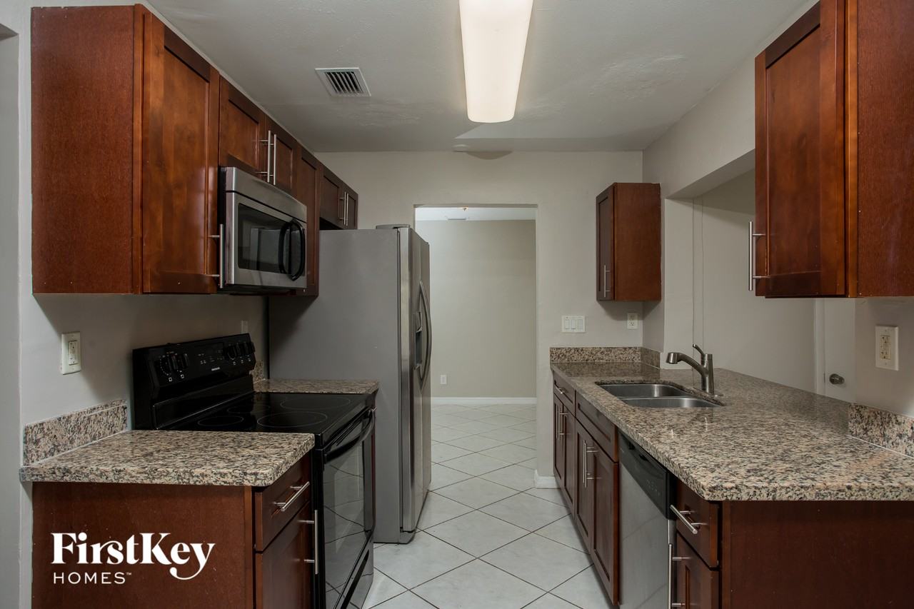 3430 Nw 34th St - Photo 6 of 15