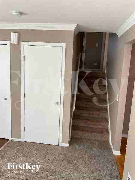 28W560 Bolles Ave - Photo 4 of 11