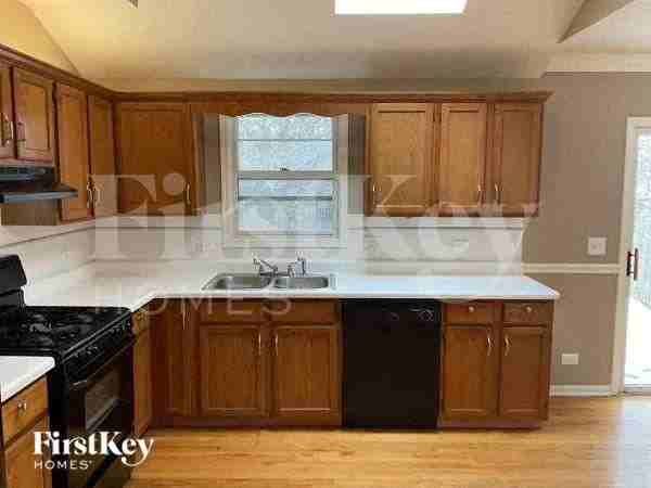 28W560 Bolles Ave - Photo 6 of 11