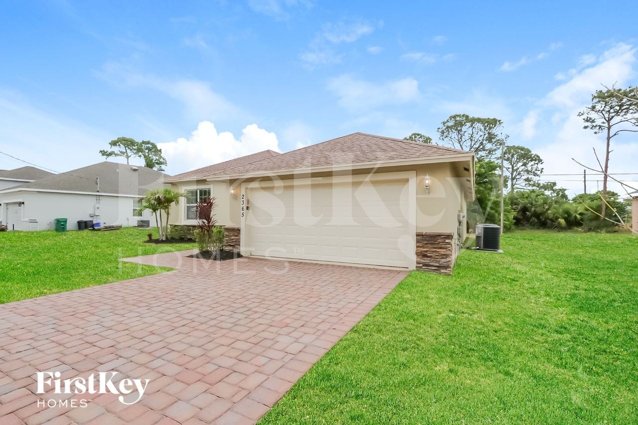 2365 Sw Webster Ln - Photo 2 of 15