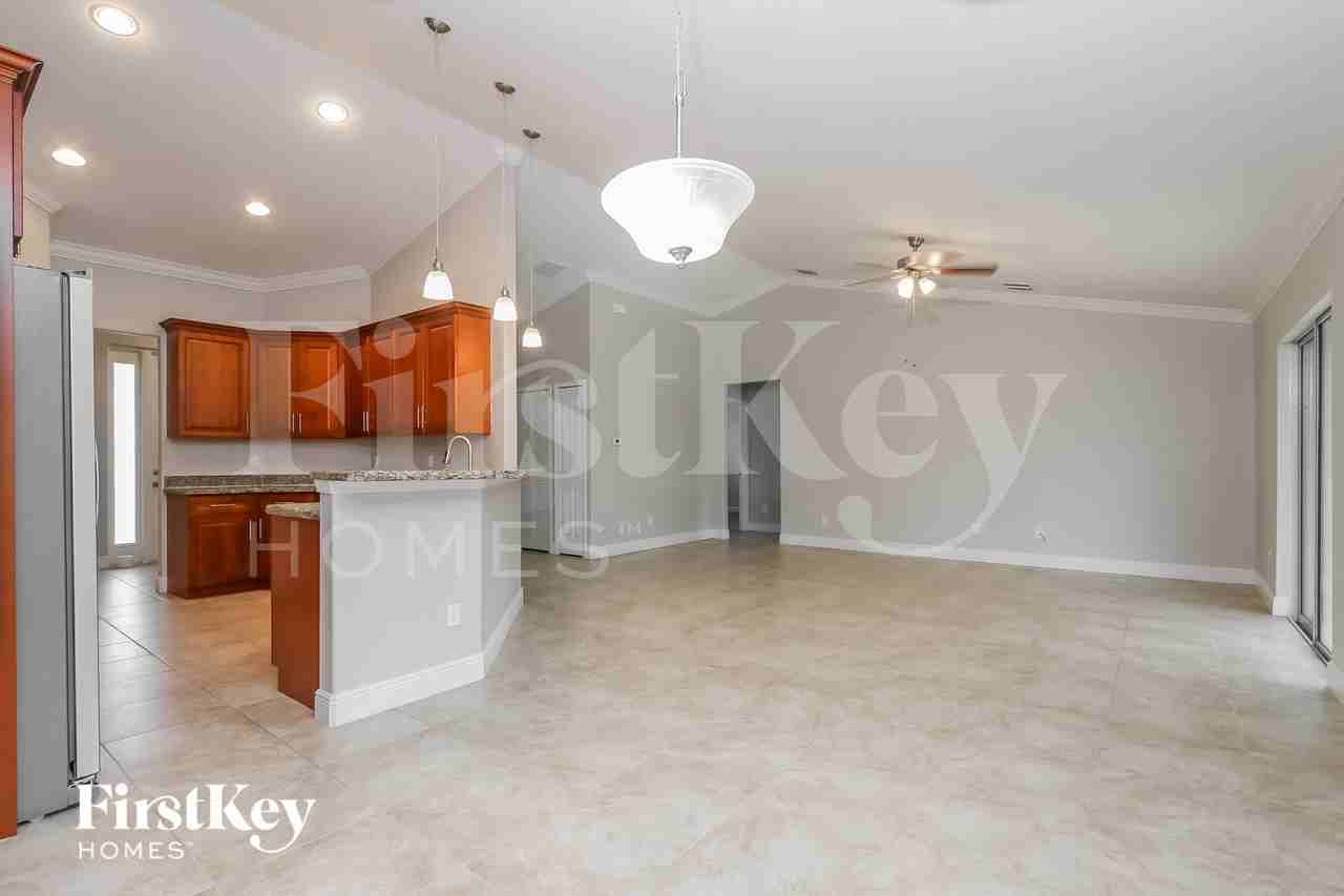 2365 Sw Webster Ln - Photo 4 of 15