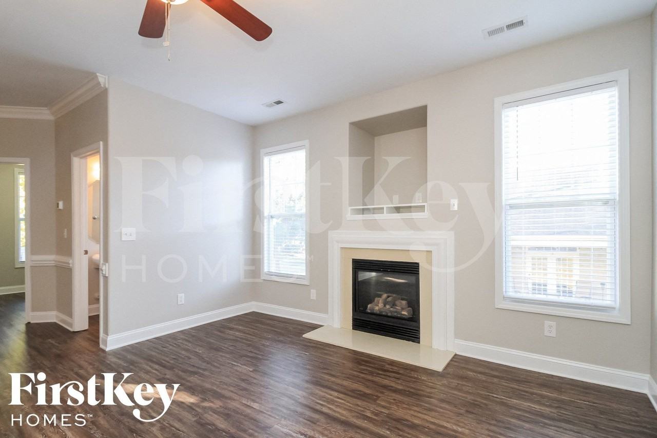 221 Bridgewater Dr - Photo 4 of 15