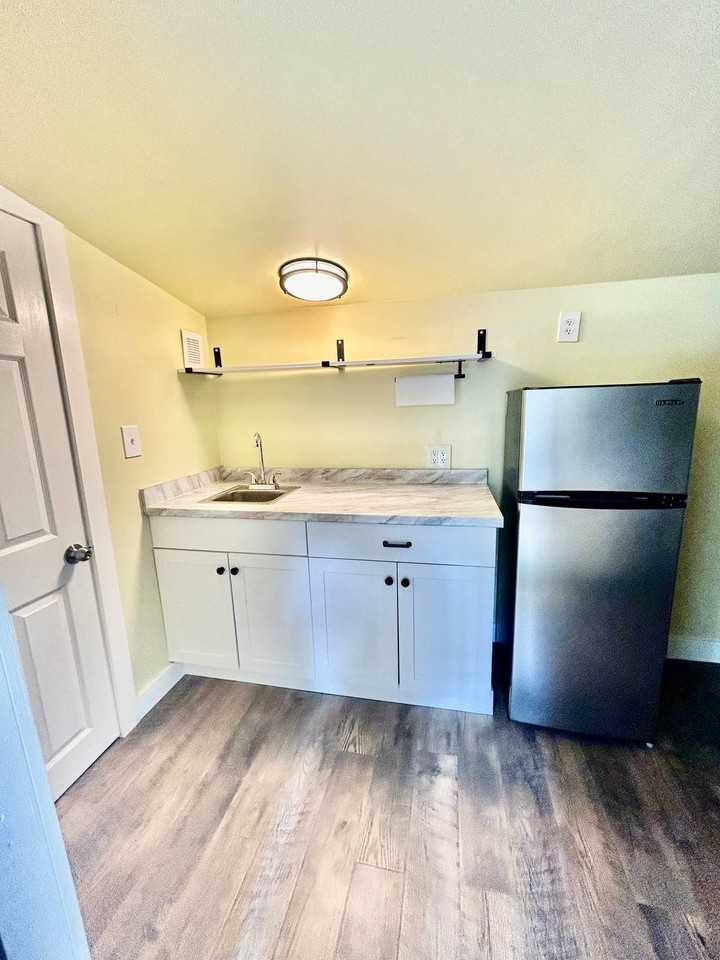 1216 E Chelsea St #B - Photo 2 of 8