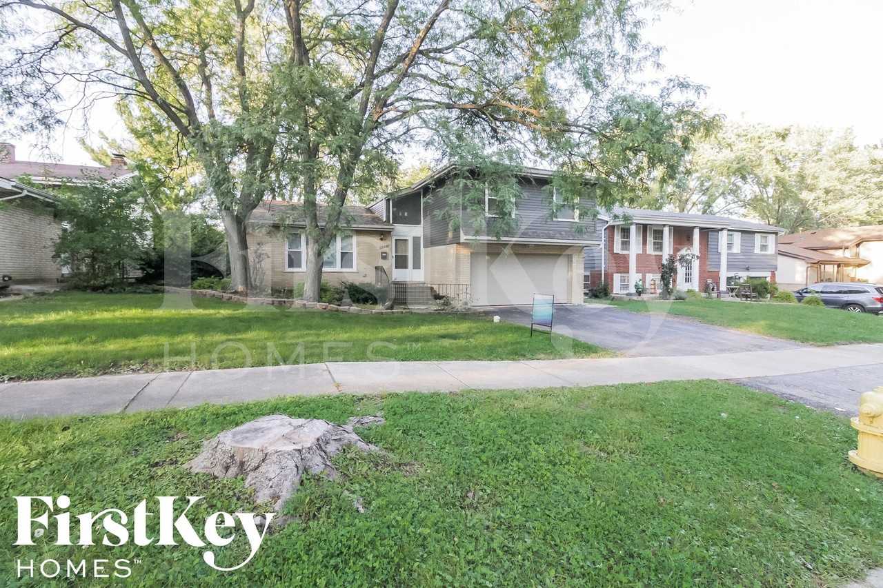 1332 Jamie Ln - Photo 2 of 15