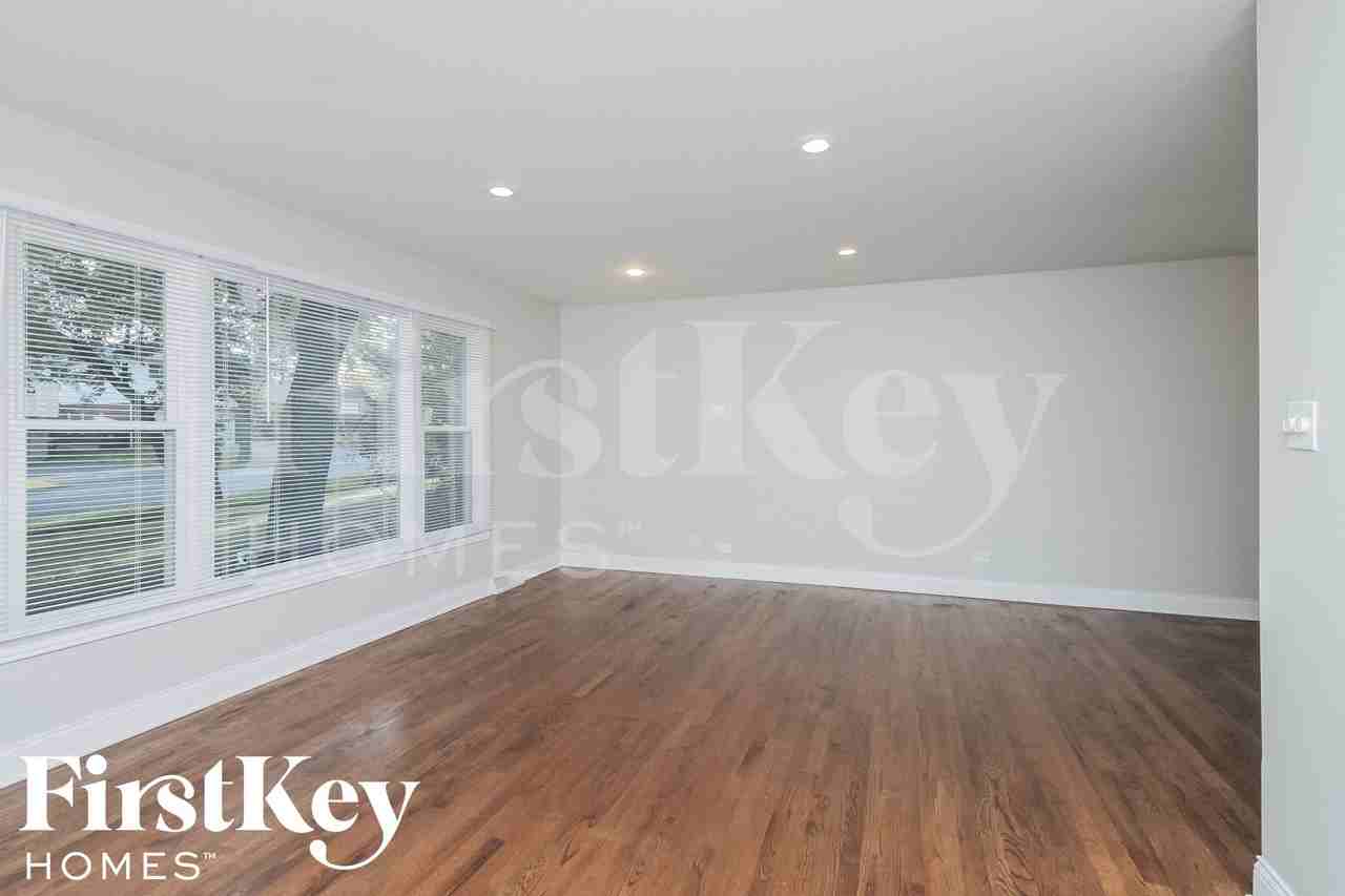 1332 Jamie Ln - Photo 3 of 15