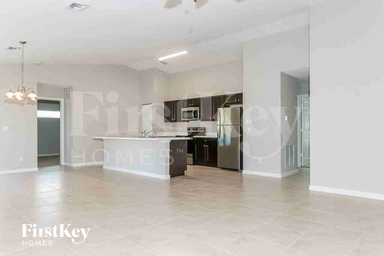 1158 Sw Eleuthera Ave - Photo 4 of 15