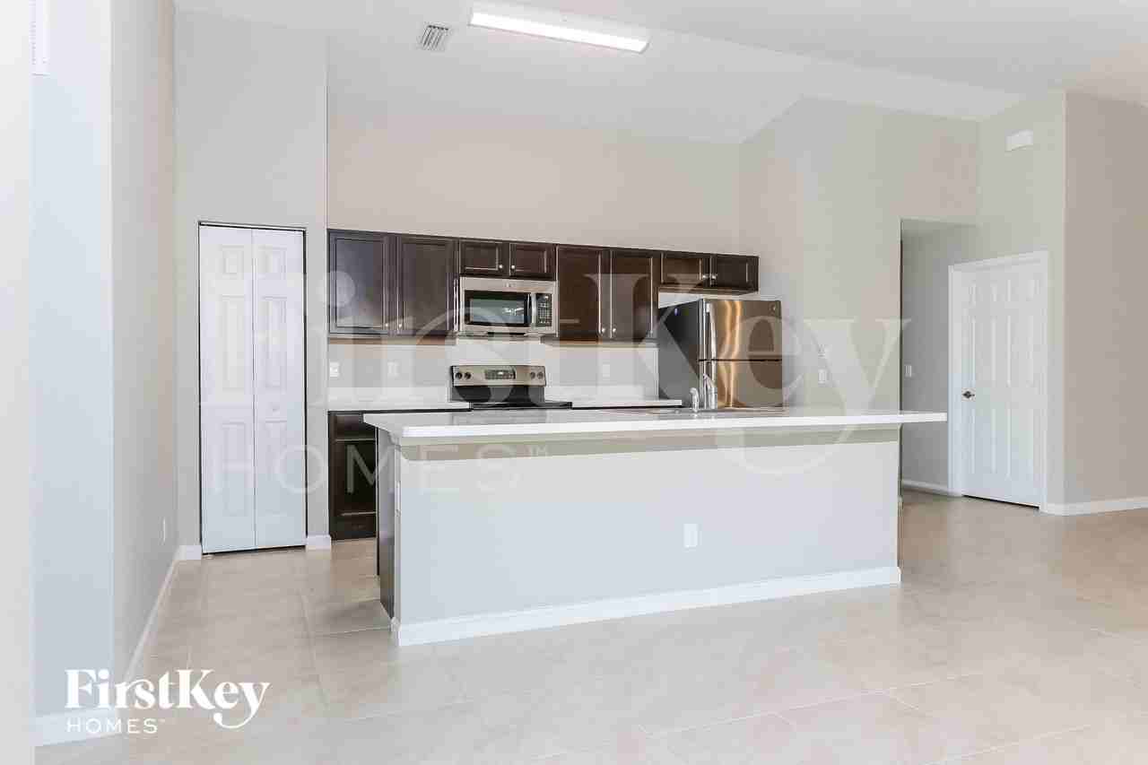 1158 Sw Eleuthera Ave - Photo 5 of 15