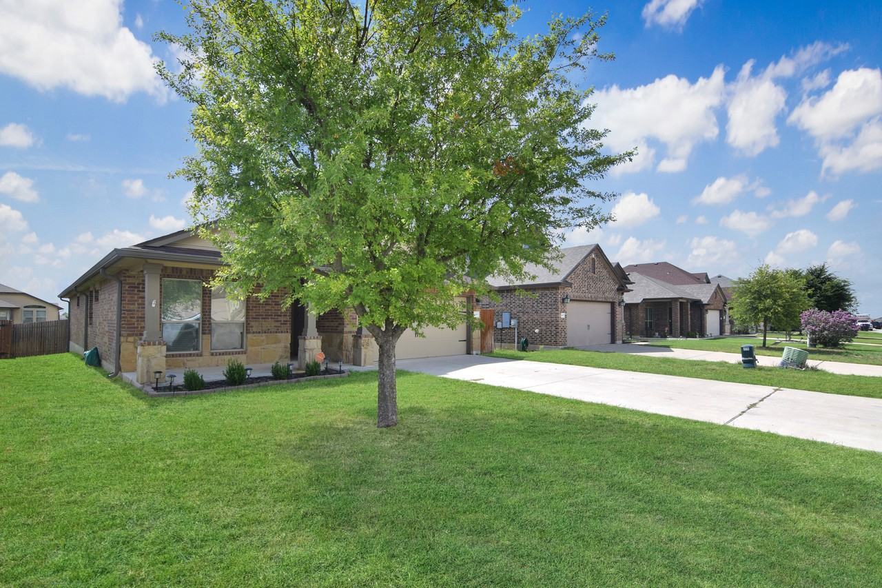 1411 Amber Dawn Dr - Photo 3 of 19