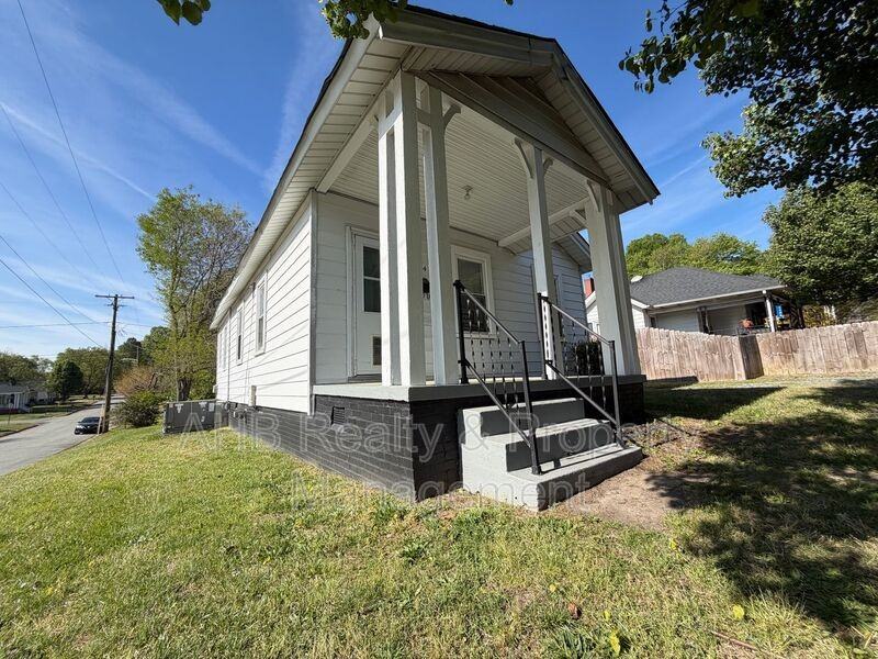 1104 W Webb Ave - Photo 2 of 19