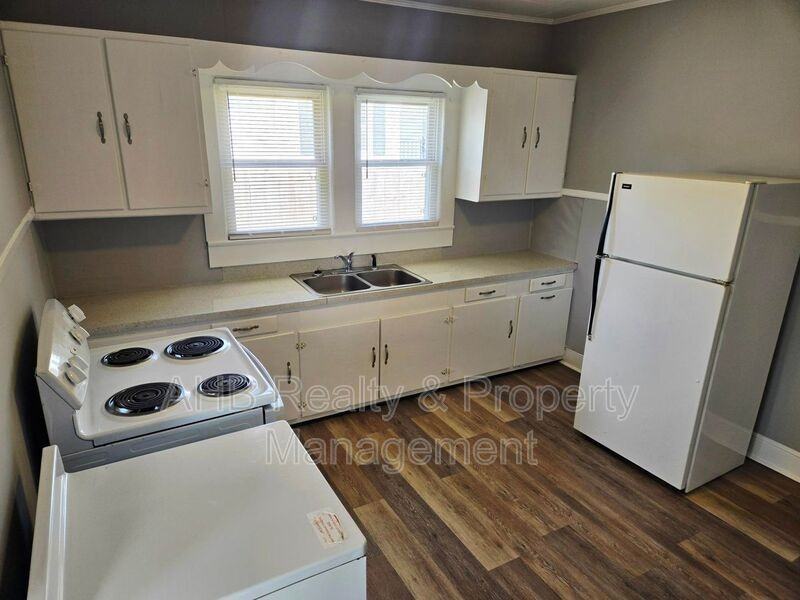 1104 W Webb Ave - Photo 4 of 19