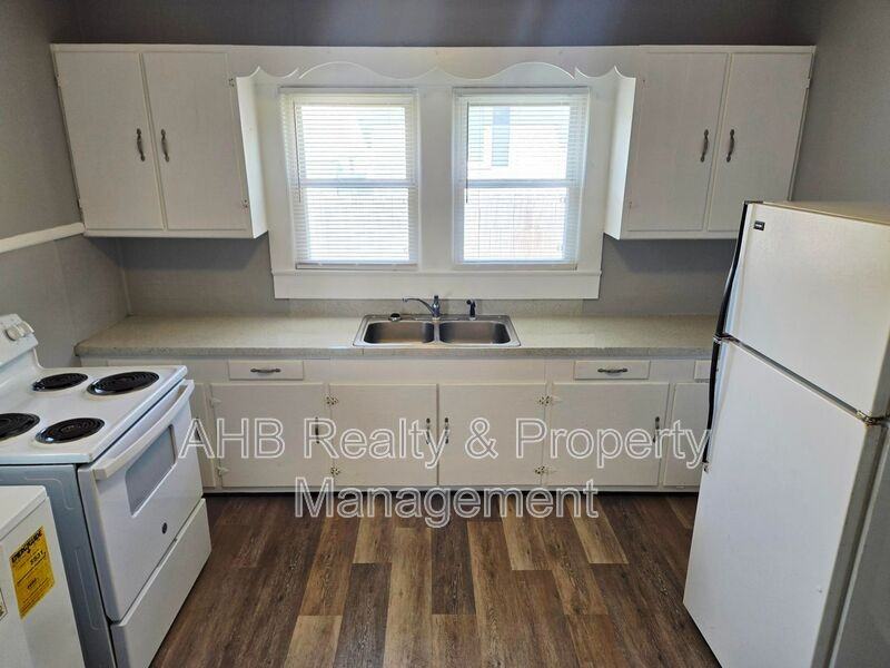 1104 W Webb Ave - Photo 5 of 19