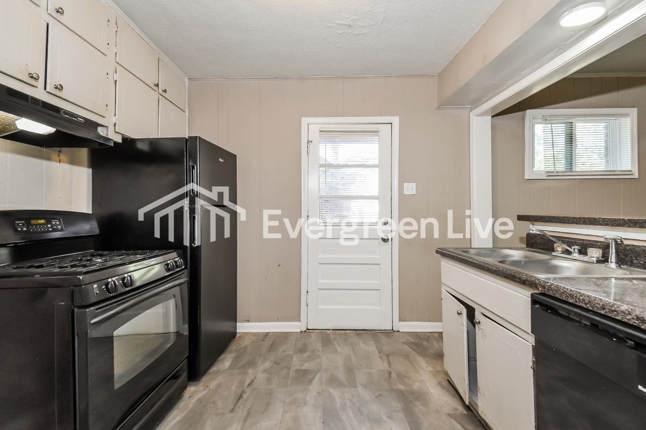 1064 Bonnie St - Photo 6 of 15