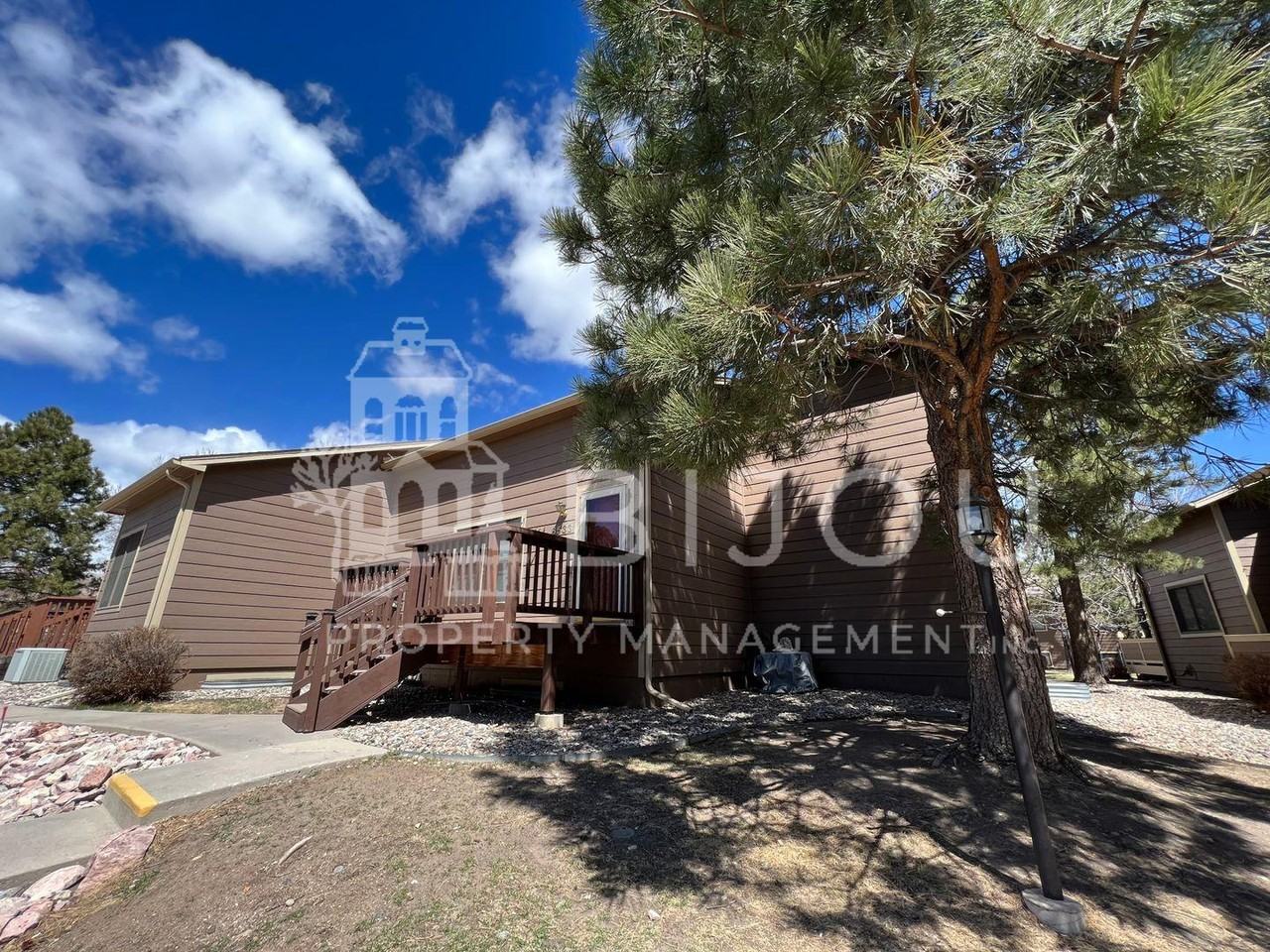 6533 Foxdale Cir