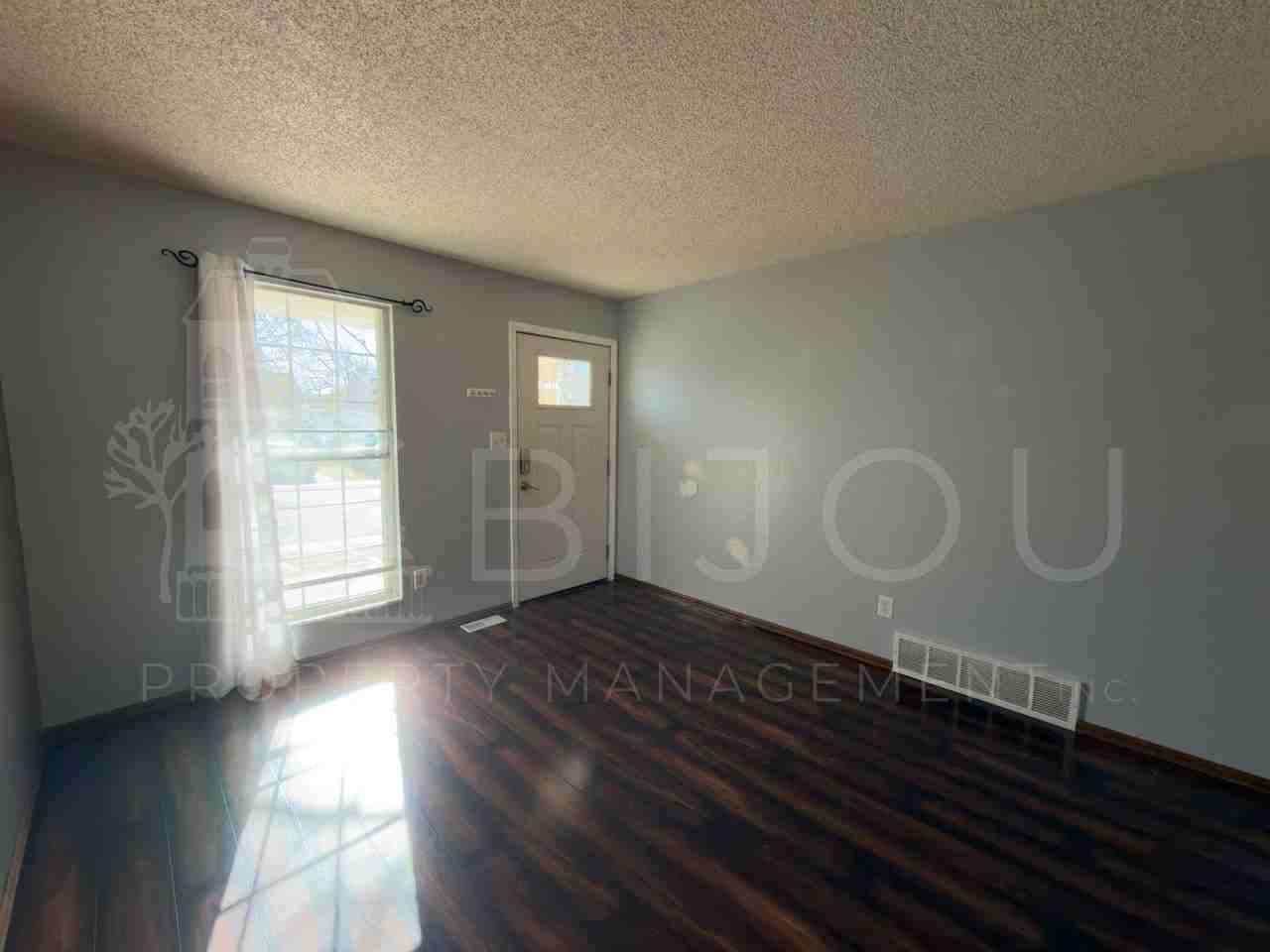 2560 Clarendon Dr - Photo 3 of 21