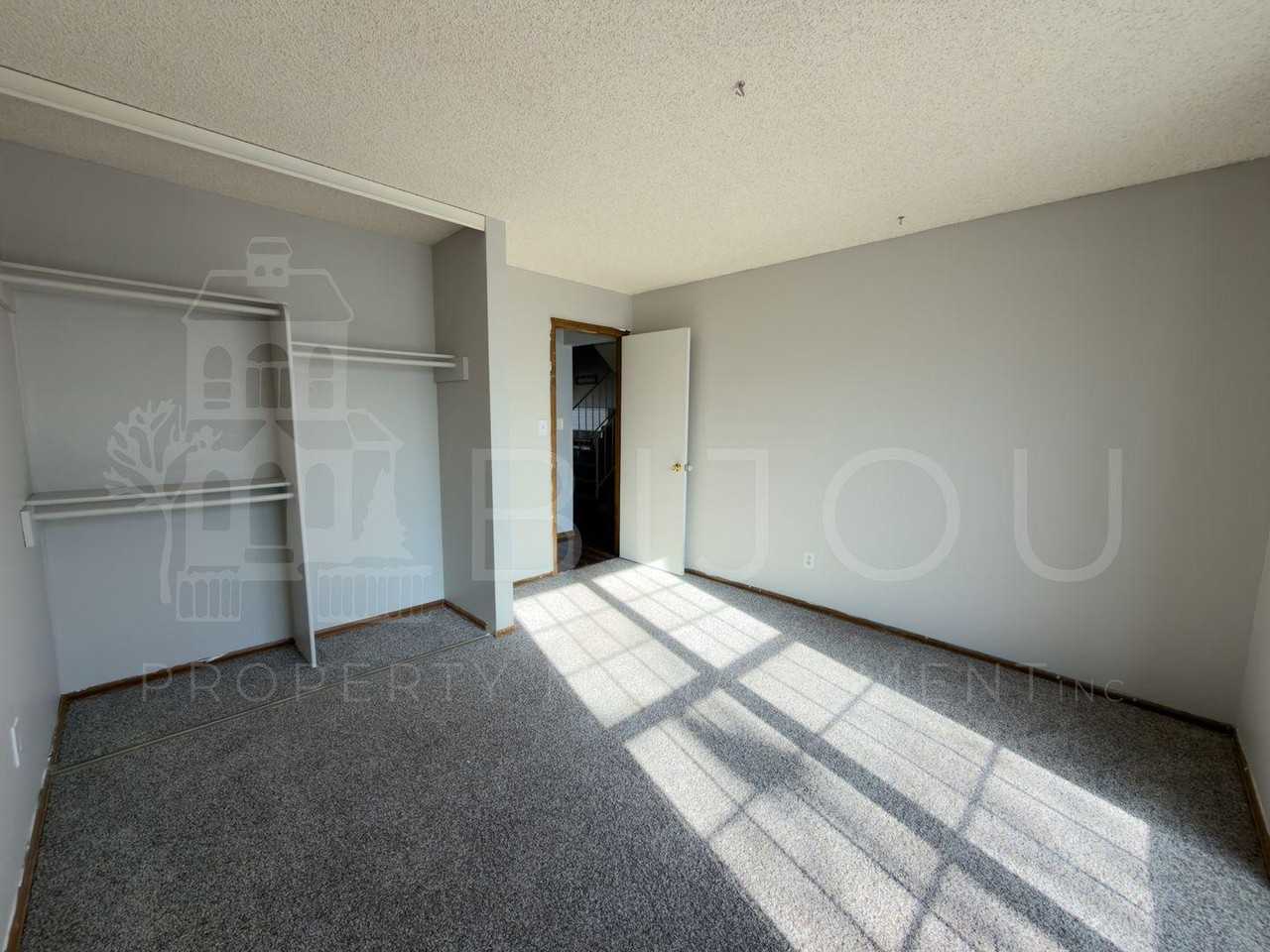 2560 Clarendon Dr - Photo 4 of 21