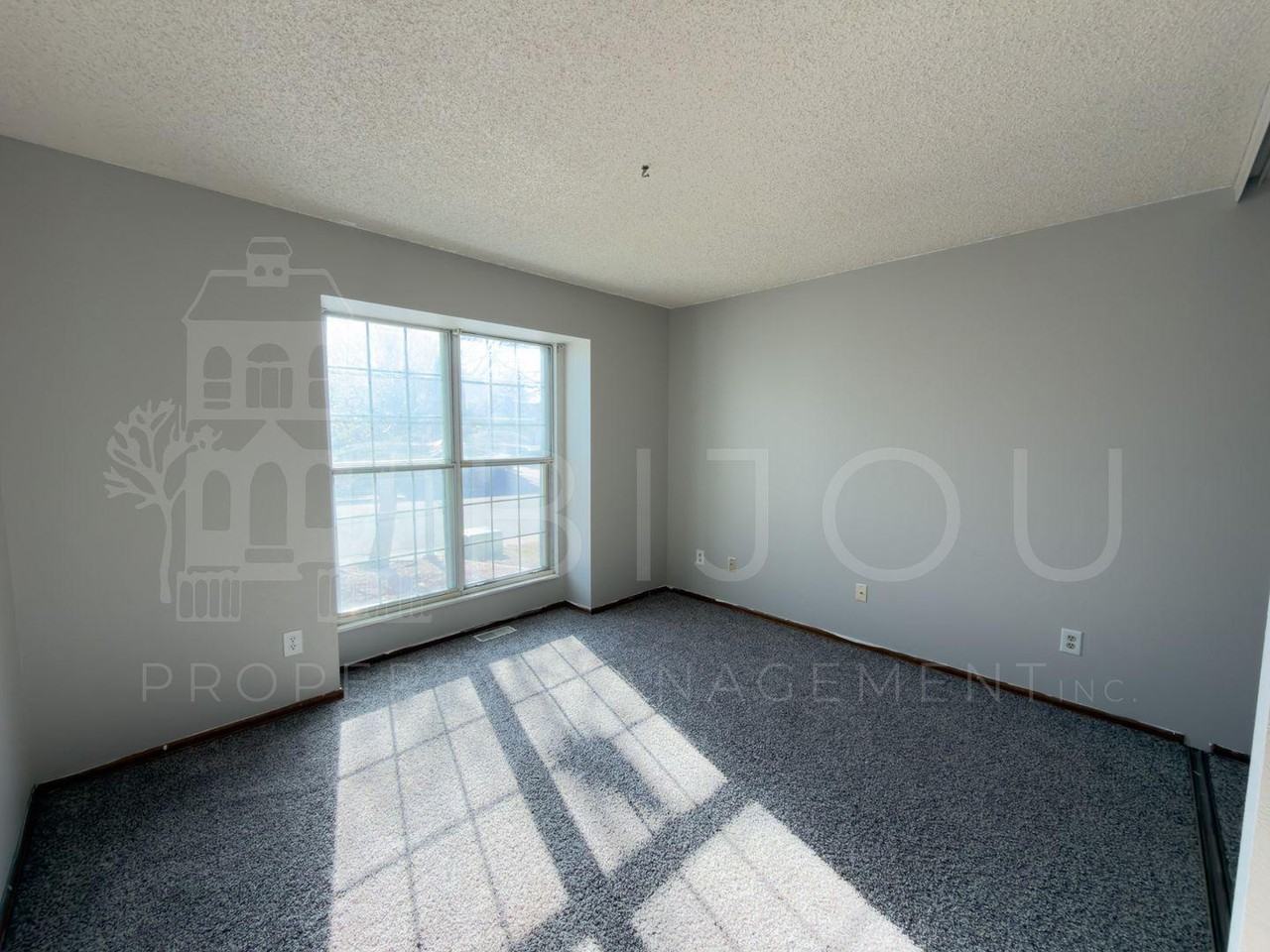 2560 Clarendon Dr - Photo 6 of 21