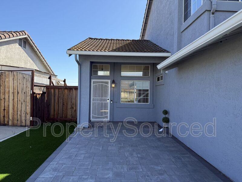 1520 Andrew St - Photo 4 of 43