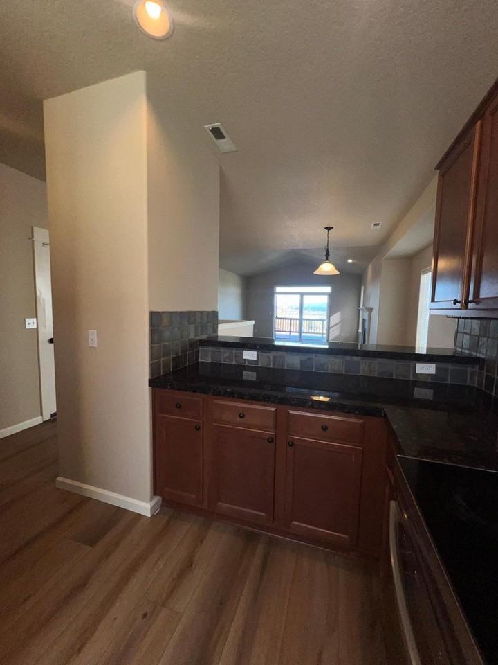 1235 Sw 10th Way - Photo 4 of 27