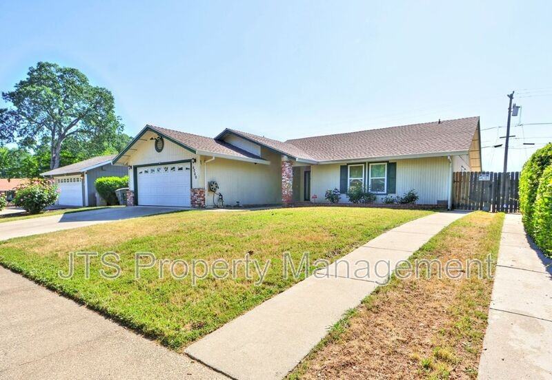 6069 Kingwood Cir - Photo 3 of 50