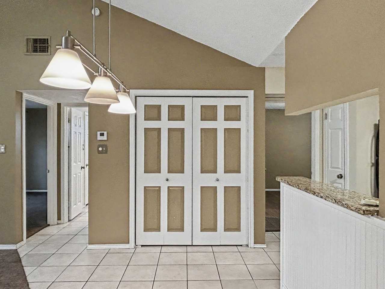 12446 Starcrest Dr - Photo 5 of 25
