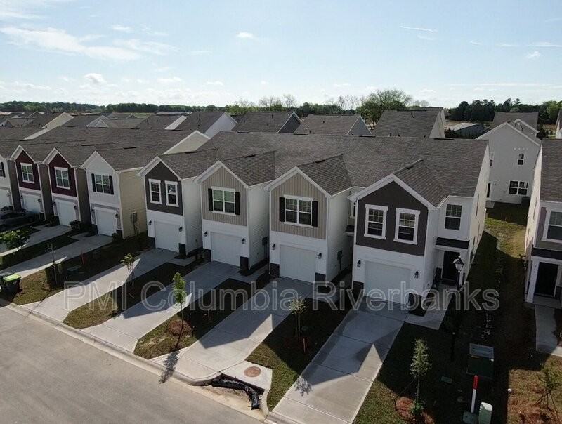 559 Marcus Way - Photo 3 of 21