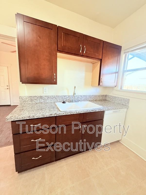 724 E Drachman St - Photo 2 of 20