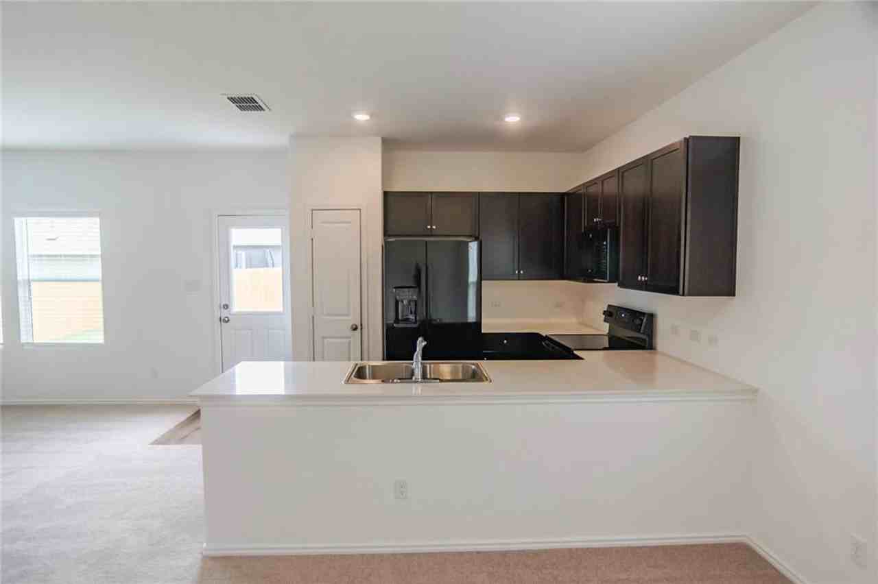 112 Dollars Dr - Photo 5 of 28