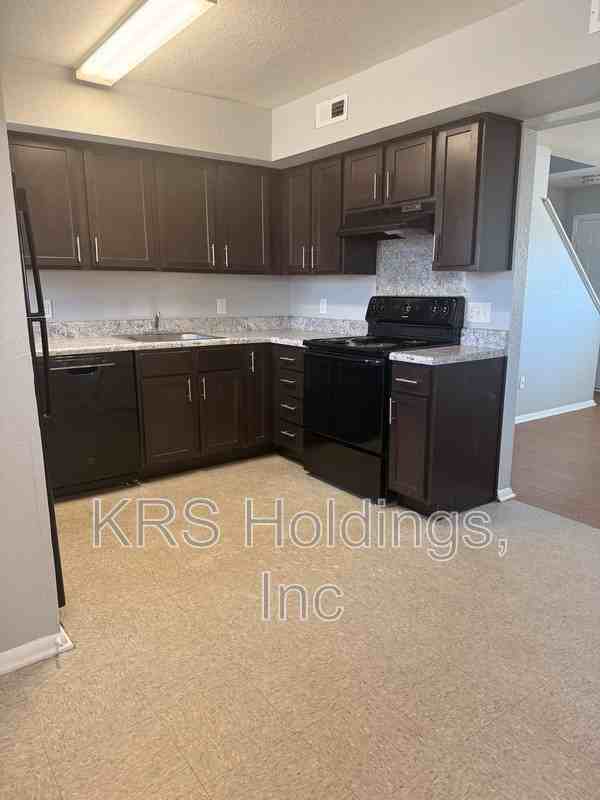 867 41st St - Photo 2 of 5