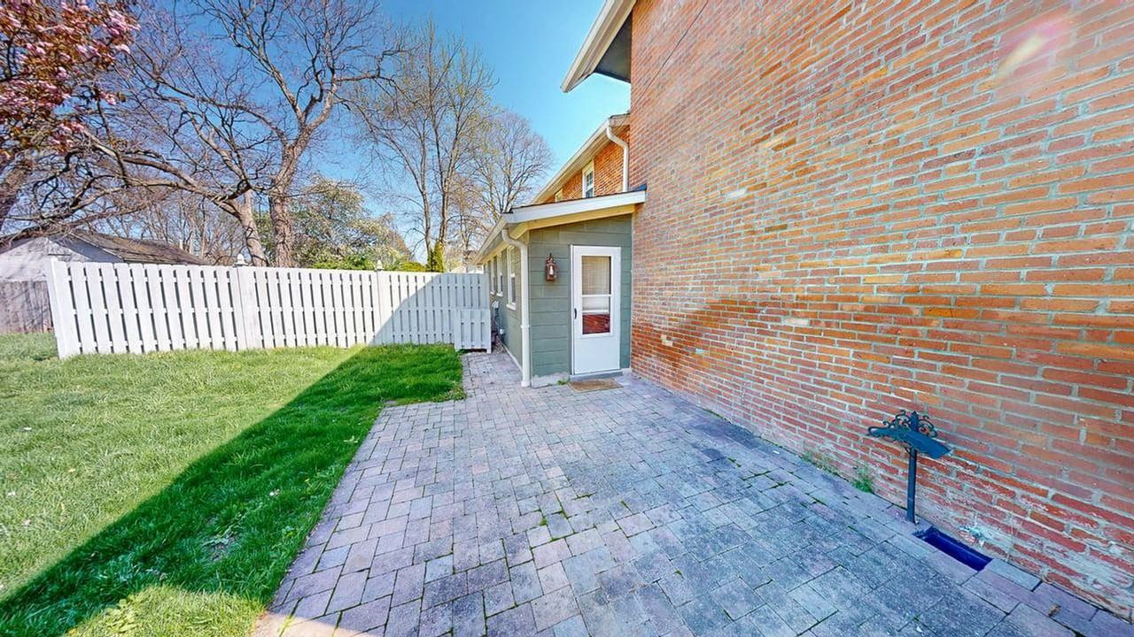 221 Front St - Photo 3 of 27