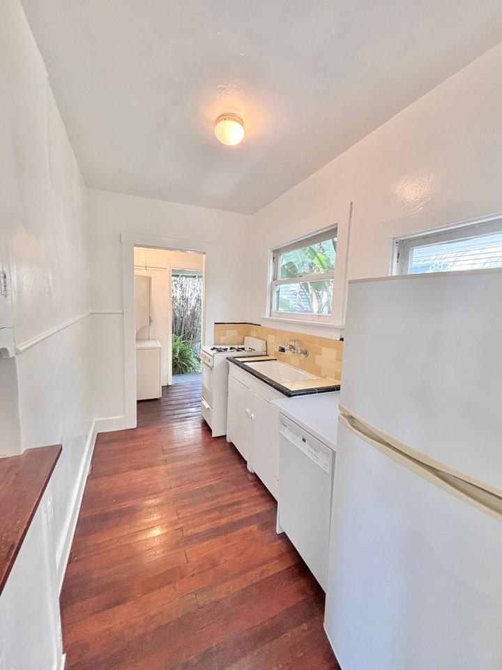 1773 Talmadge St - Photo 6 of 24