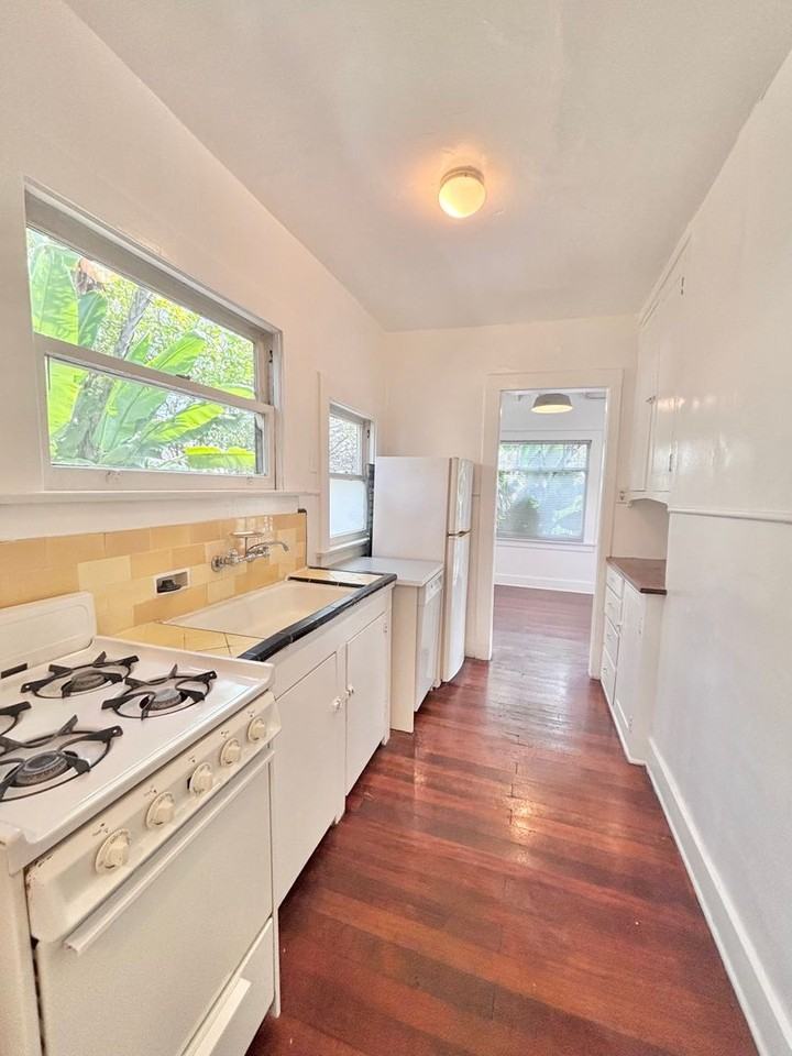 1773 Talmadge St - Photo 7 of 24