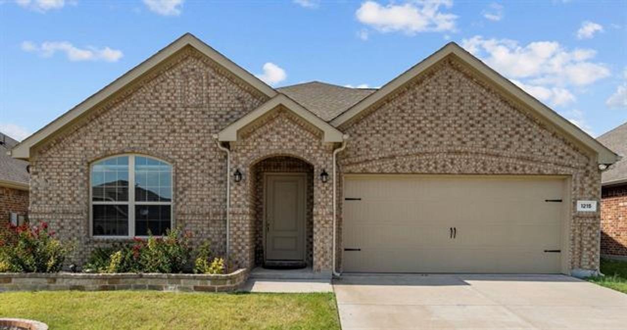 1215 Crescent View Dr - Photo 2 of 29