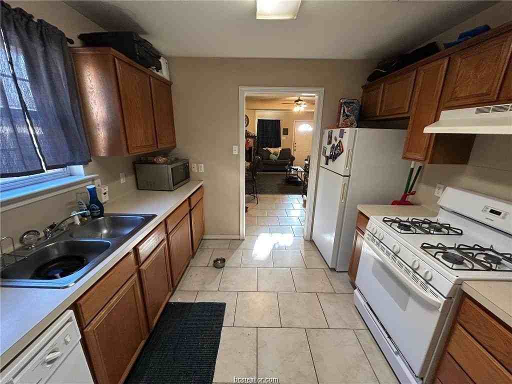 815 Avenue A - Photo 5 of 16