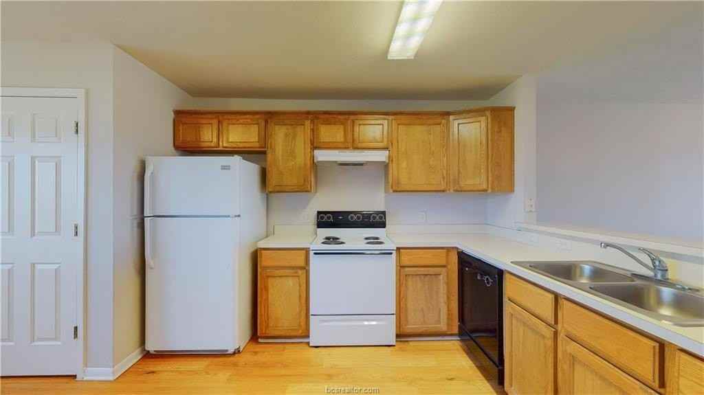 1511 Hollowhill Dr #C - Photo 7 of 33