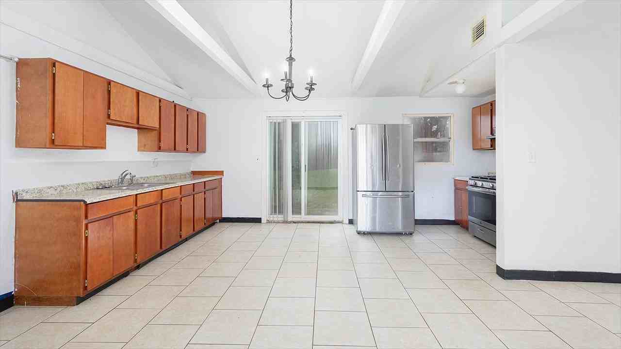 420 S Caroline St - Photo 7 of 11