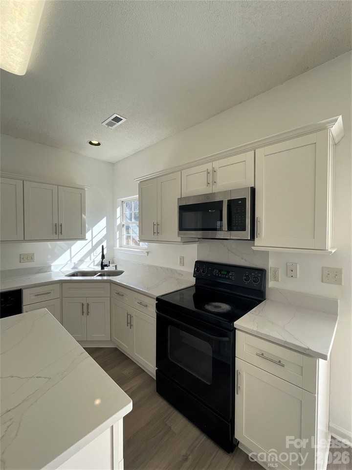 10218 Ridgewell Ct - Photo 6 of 19