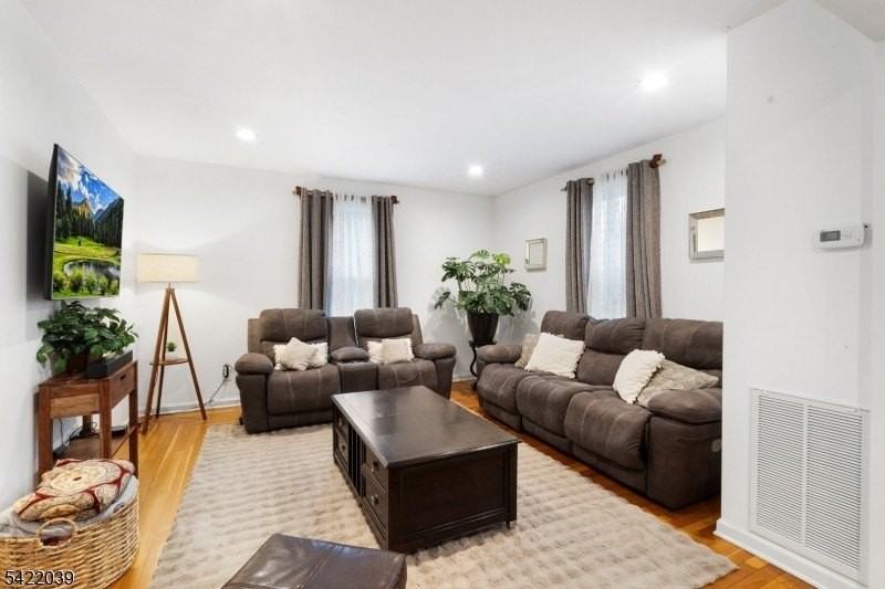 60 Searing St - Photo 7 of 22