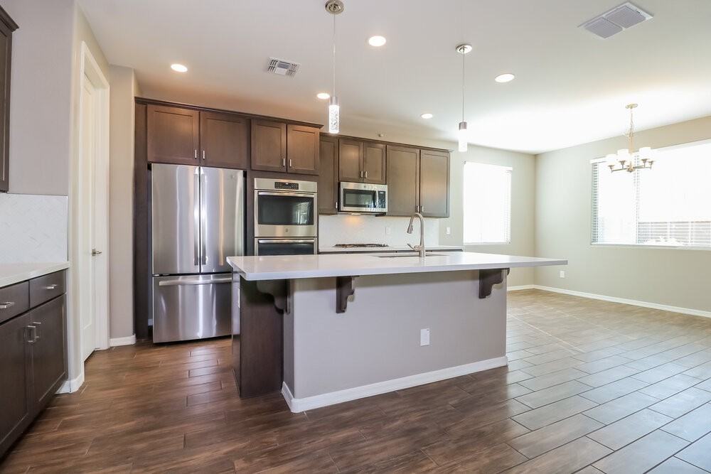 21051 W Almeria Rd - Photo 7 of 17