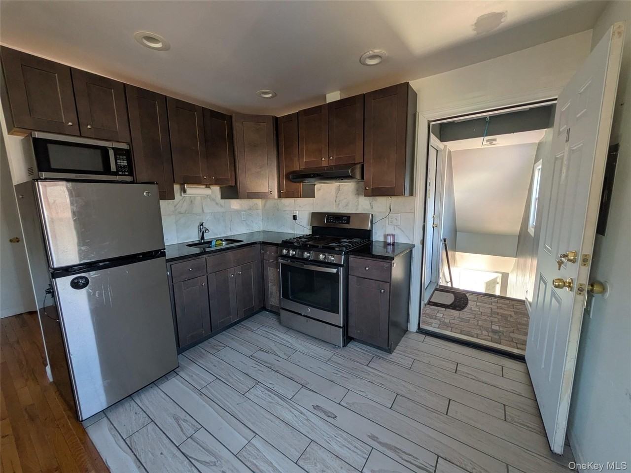 20 Blauvelt Ave Apt 2r - Photo 2 of 15