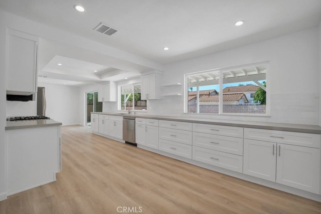 19828 Lull St - Photo 7 of 33