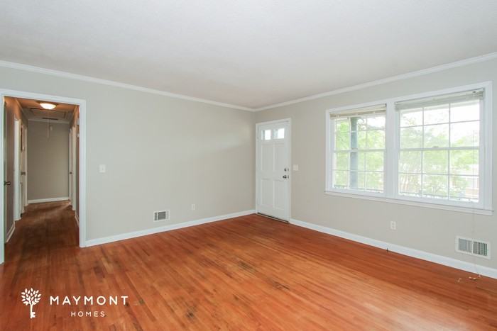 305 Shoreditch Dr - Photo 4 of 15