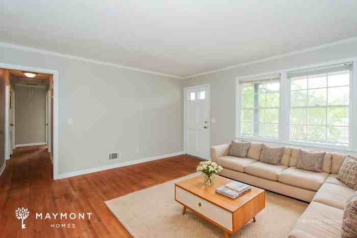 305 Shoreditch Dr - Photo 5 of 15