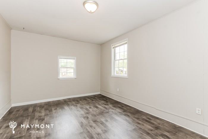 305 Shoreditch Dr - Photo 7 of 15