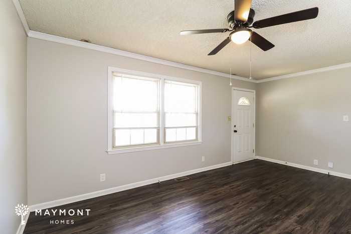 409 Shamrock Dr - Photo 4 of 15