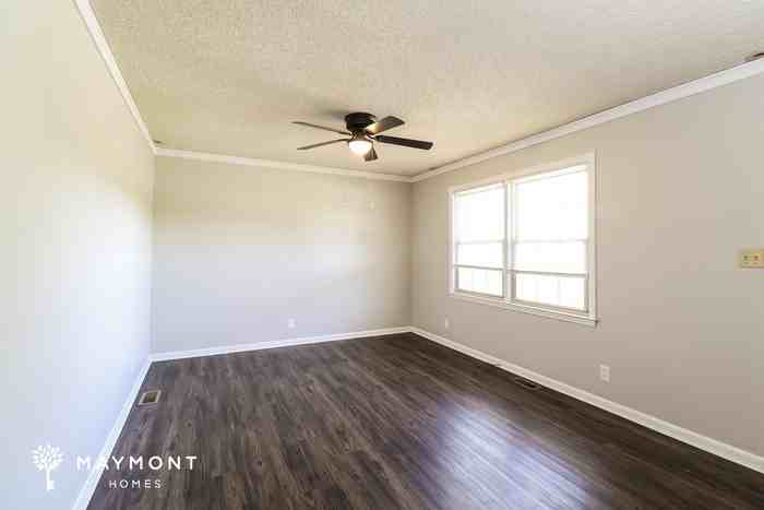409 Shamrock Dr - Photo 5 of 15