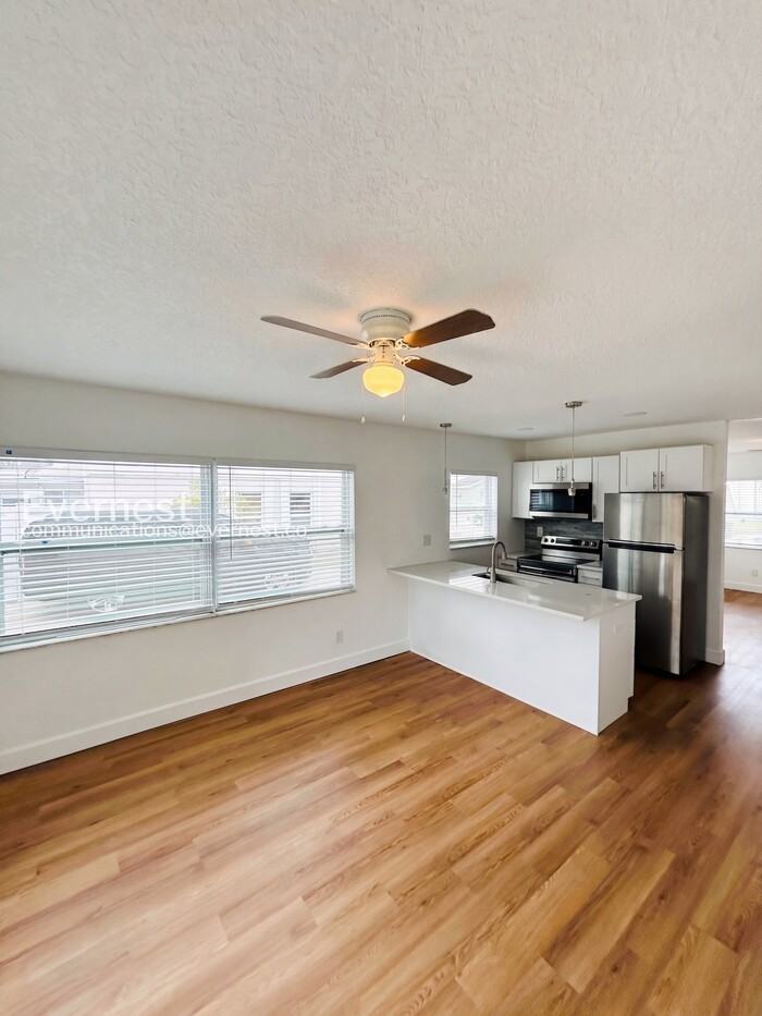 2070 Loma Linda Way N - Photo 3 of 23