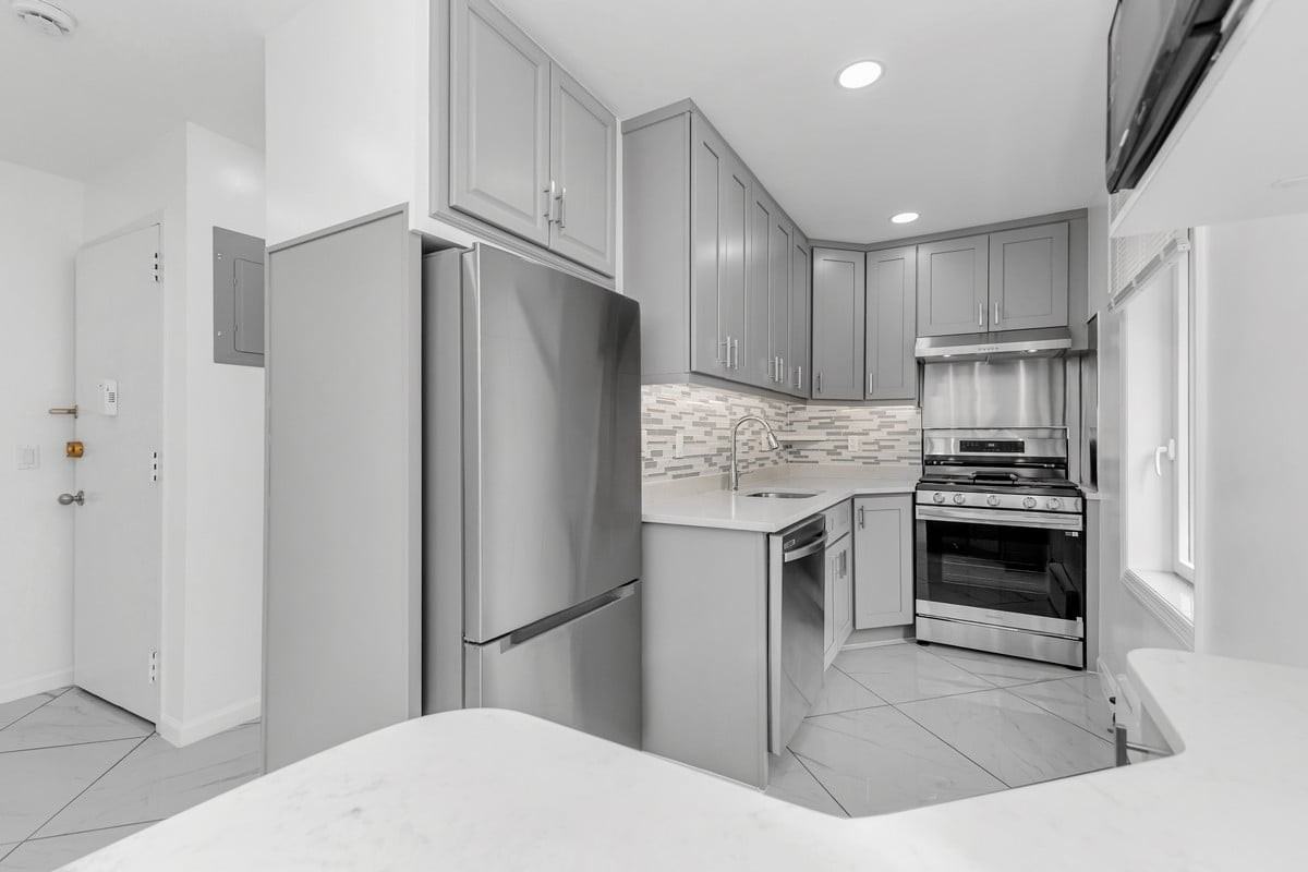 318 E 62nd St #5A - Photo 4 of 6