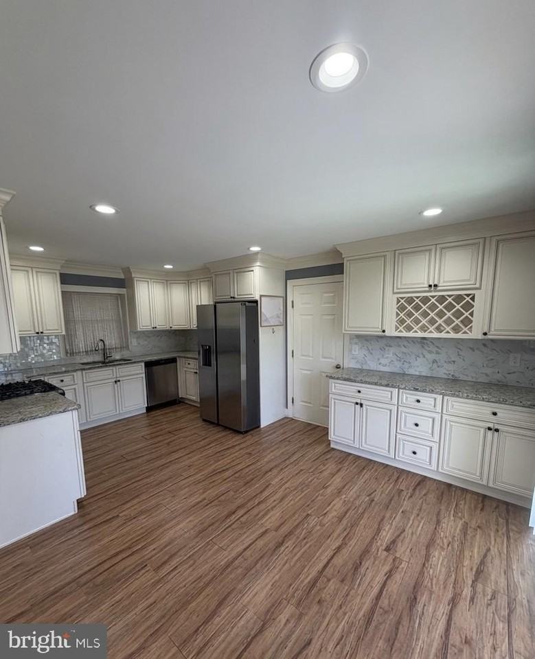 34 Hopkins Ln - Photo 4 of 15