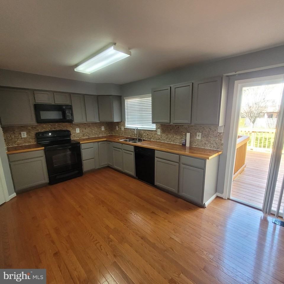 10918 Pope St - Photo 7 of 16